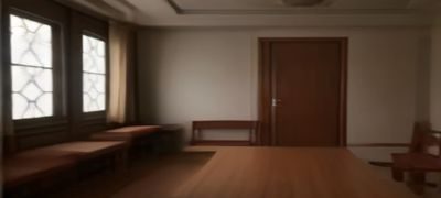 室内柔光黑丝写真案例：窗边自然散射光照亮模特背影，黑丝质感柔和细腻，背景为米白色墙面，整体氛围温柔内敛