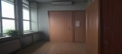 欧美高对比黑丝后入写真案例：深色背景前模特穿黑丝以俯身姿势呈现，双侧轮廓光勾勒出强烈的雕塑感，画面戏剧性强